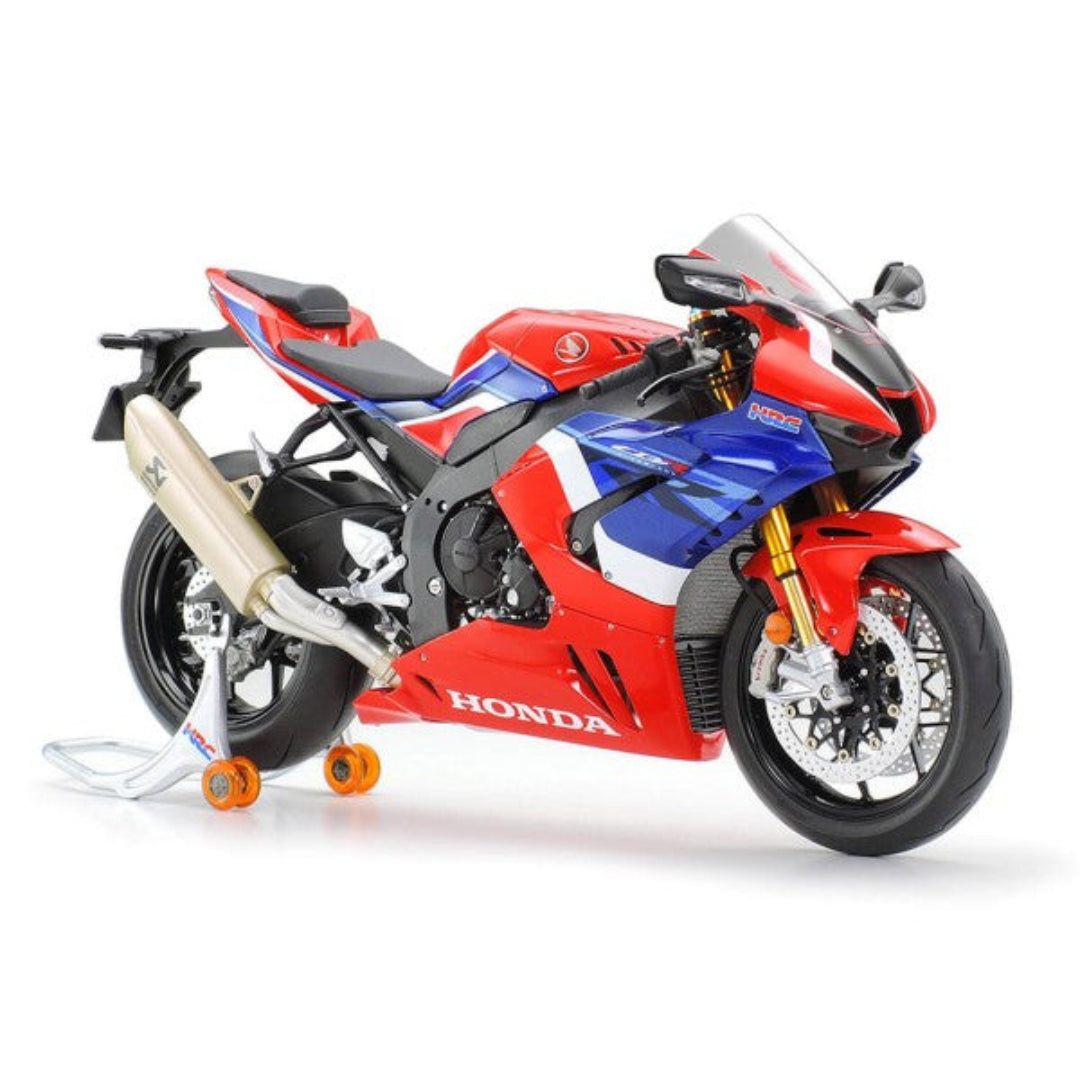 Maquette moto de course Honda CBR couleur rouge et bleu échelle 1/12.