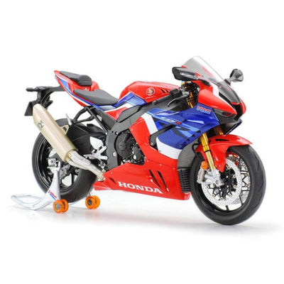 Maquette moto de course Honda CBR couleur rouge et bleu échelle 1/12.