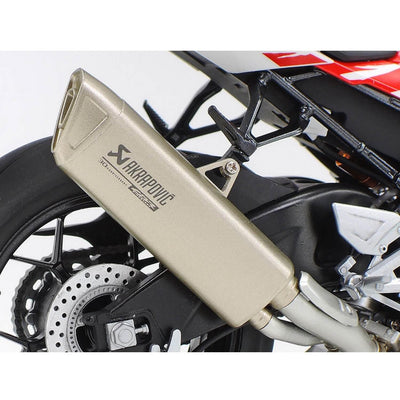 Détail de la ligne Akrapovic de la Honda CBR Fireblade