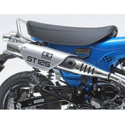 détail de la maquette moto Honda Dax 125 à construire