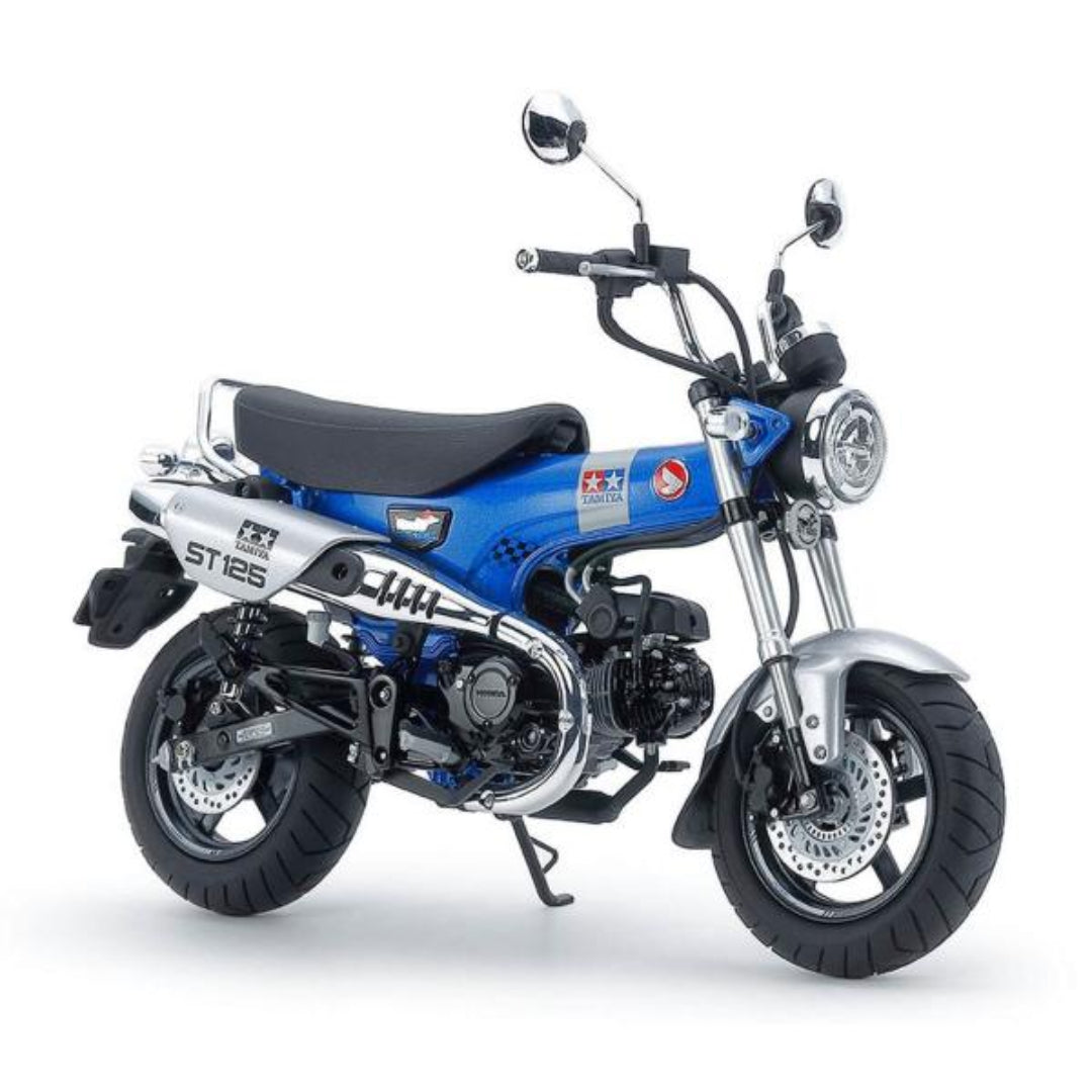 Maquette moto Honda Dax 125, de couleur bleu avec détail chromé