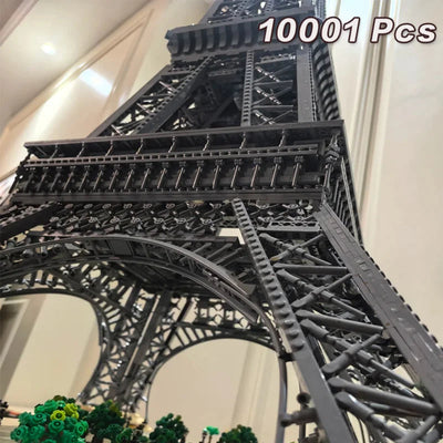 Zoom sur la partie basse de la tour Eiffel avec arcs décoratifs